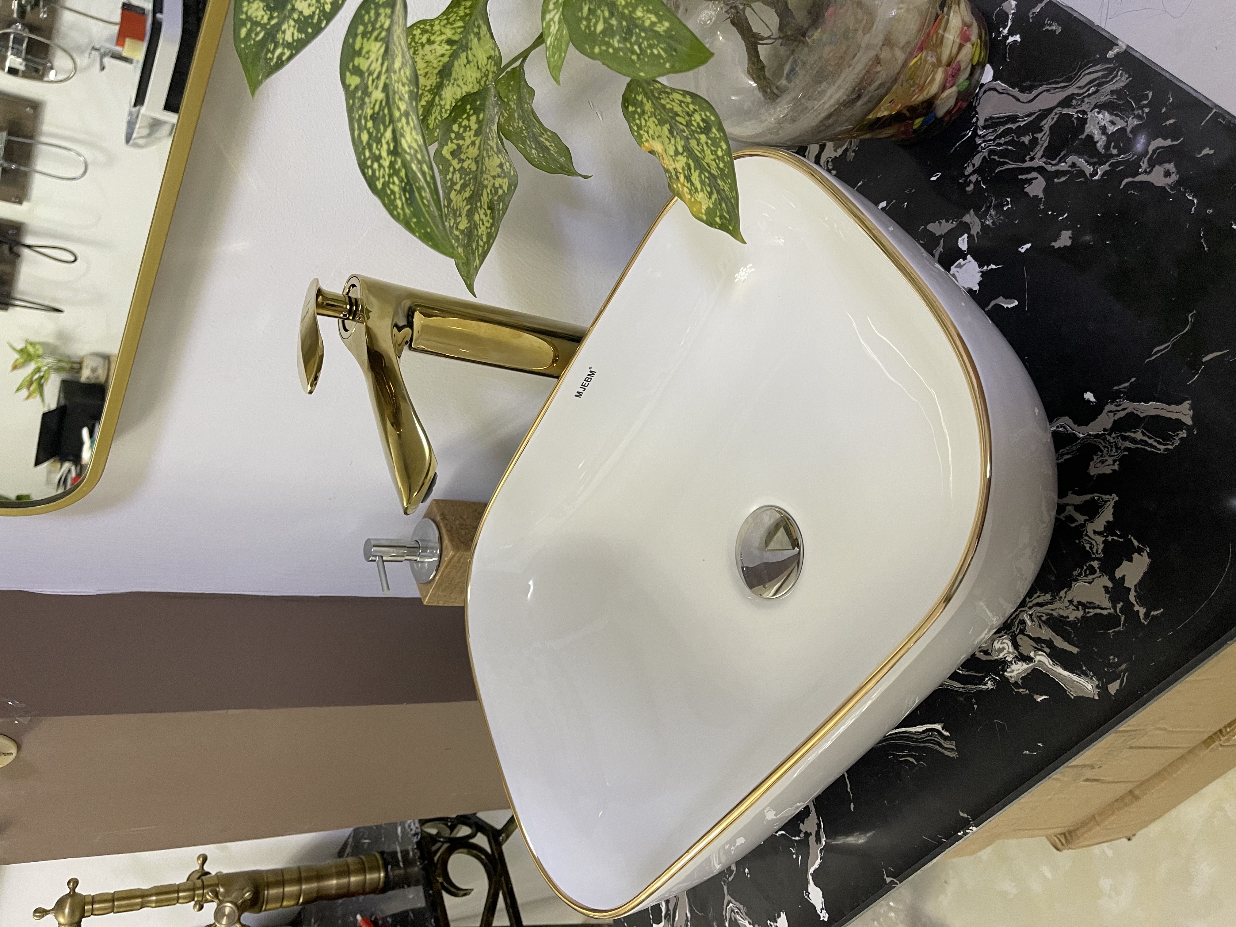 Lavabo đặt bàn viền vàng ( sale xả hàng )