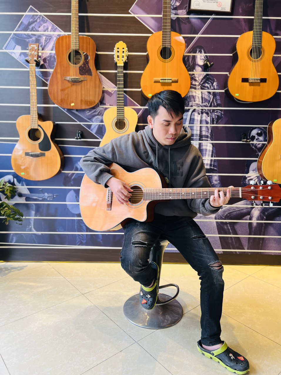 Đàn guitar acoustic Việt Nam màu nâu đỏ