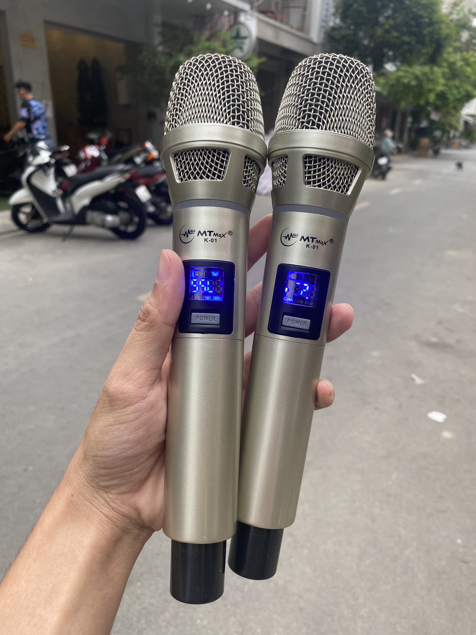 Micro không dây MTMax K01 - Mic karaoke gia đình, sân khấu - Độ nhạy cao, bắt sóng xa, chống hú rít hàng chính hãng