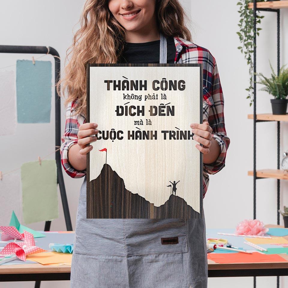 Tranh văn phòng gỗ LEVU LV068 "Thành công không phải là đích đến mà là cuộc hành trình"
