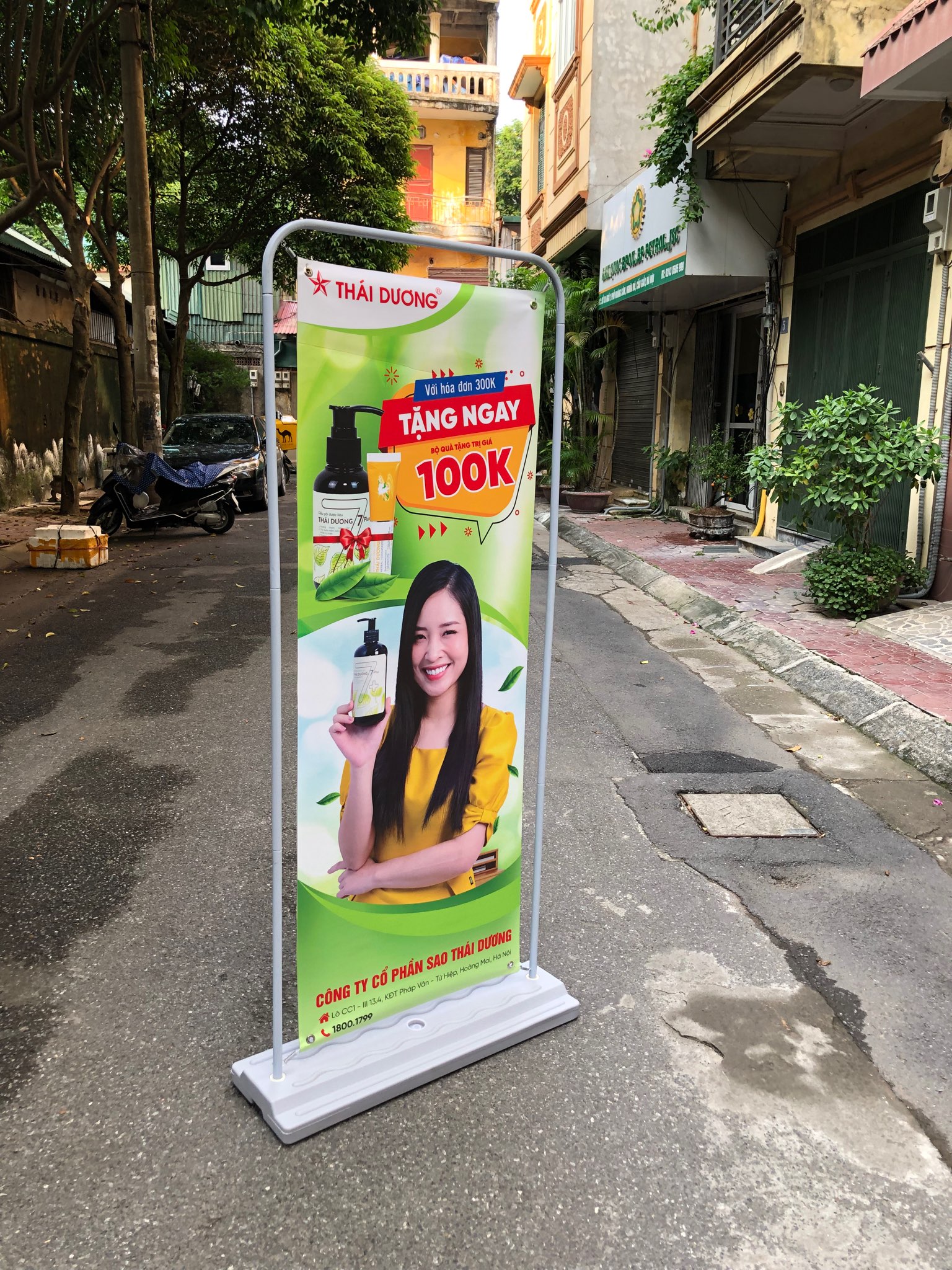 Khung standee ngoài trời treo banner quảng cáo chân đế nước kiểu cửa  60x160 cm hoặc 80x180cm