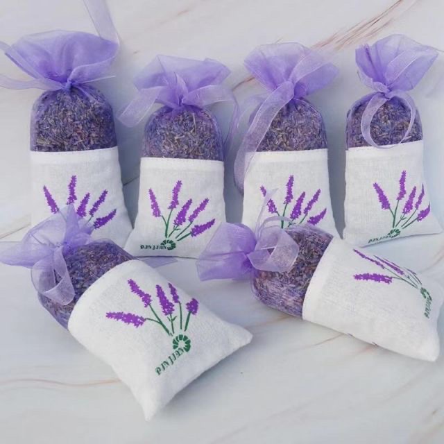 Túi thơm hoa oải hương , mùi hương thơm  dịu nhẹ giúp chống muỗi và các loại côn trùng ,khử mùi ẩm mốc quần áo ,dùng làm bánh và chế biến trà rất tiện lợi 