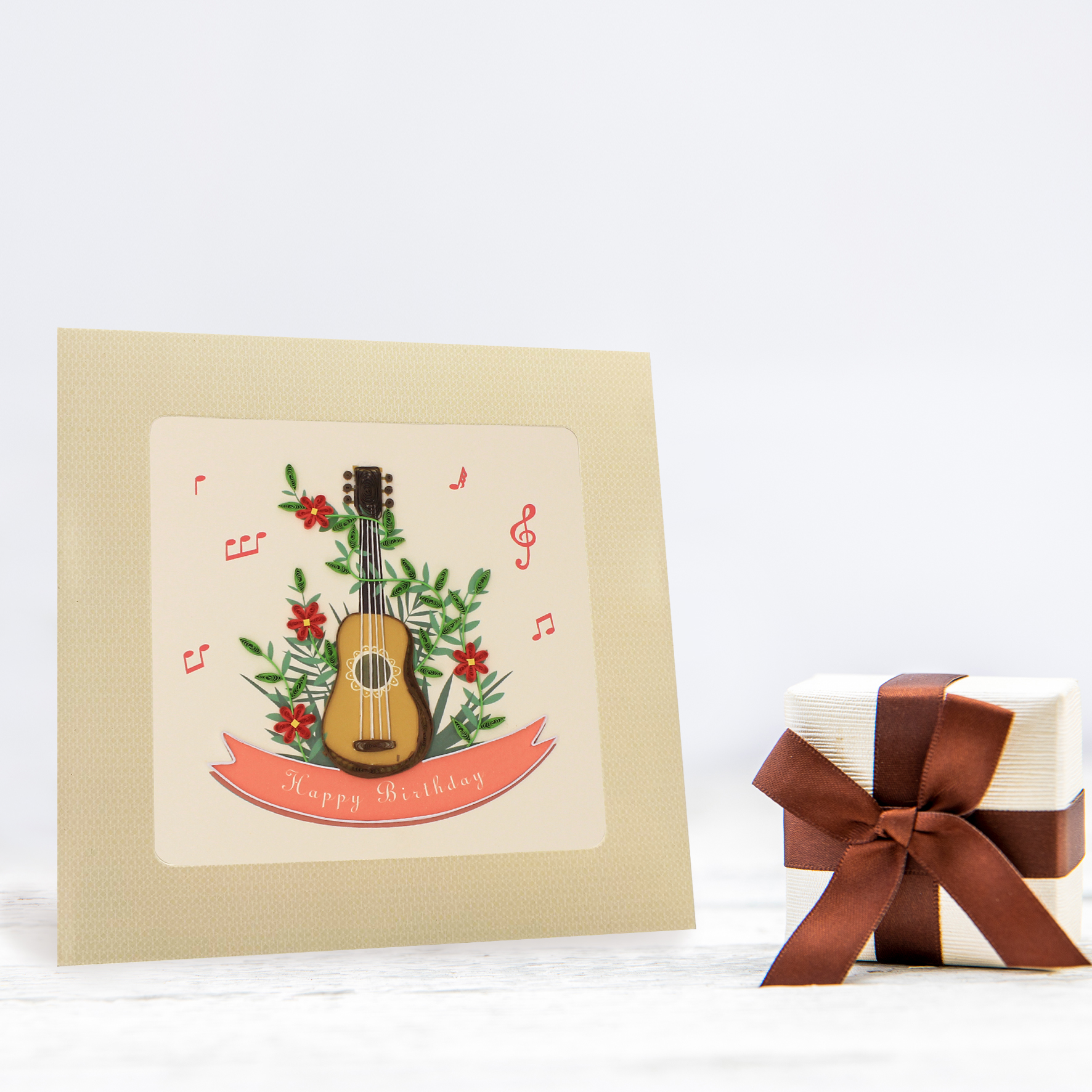 Thiệp Chúc Giấy Xoắn Thủ Công (Quilling Card) Đàn Guitar Chúc Mừng Sinh Nhật - Tặng Kèm Khung Giấy Để Bàn