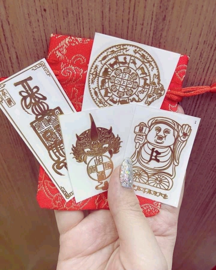 Bộ 4 Linh Phù Tài Lộc may mắn THẦN TÀI GIỮ CỦA - TIỀN VÔ NHƯ NƯỚC - 12 CON GIÁP - MUA MAY BÁN ĐẮT dán điện thoại, có thể dán vừa trên 1 điện thoại