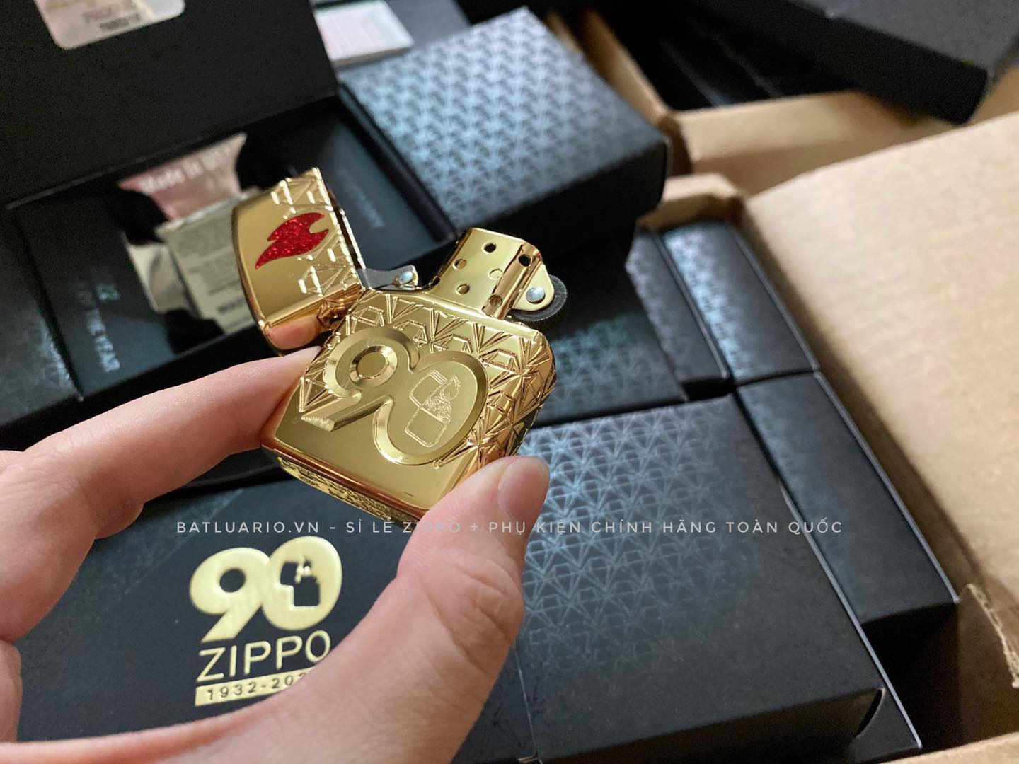 Bật Lửa Zippo 49866 – Zippo 90th Anniversary Limited Edition – Zippo 2022 Collectible Of The Year Asia – Gold Plated – Zippo Coty 2022 Asia