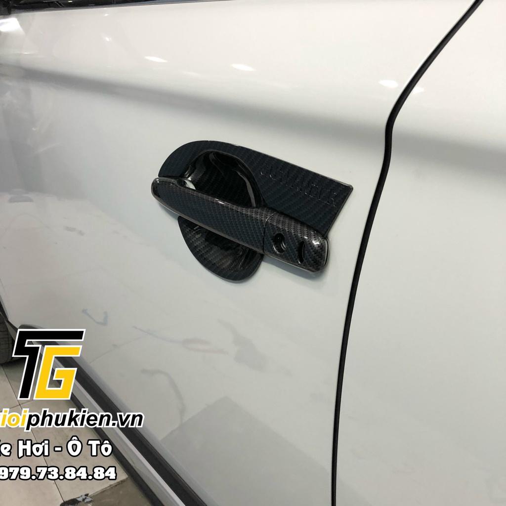 Bộ ốp tay nắm cửa, hõm cửa xe Mitsubishi Outlander vân Carbon