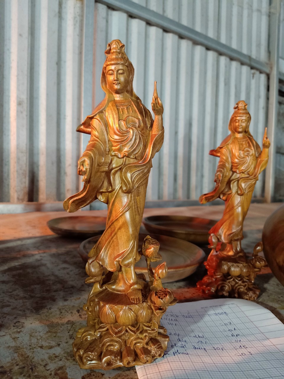 PHẬT BÀ QUAN ÂM BỒ TÁT ĐỨNG TỌA SEN BẰNG GỖ BÁCH XANH THƠM NỨC KT CAO 30×10×9CM