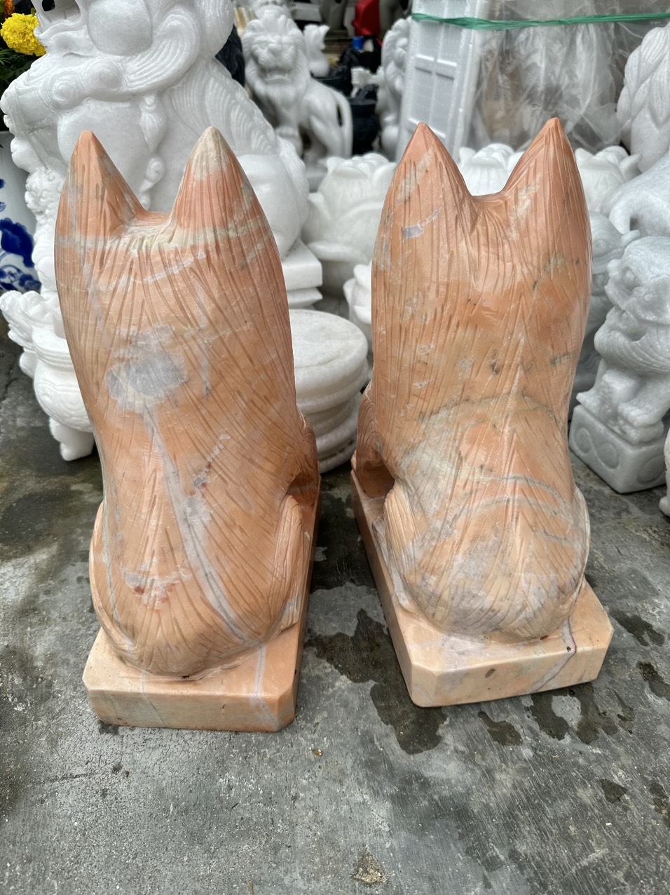 Cặp tượng chó đá phong thủy gác cổng đá cẩm thạch vàng cà rốt - Cao 40 cm