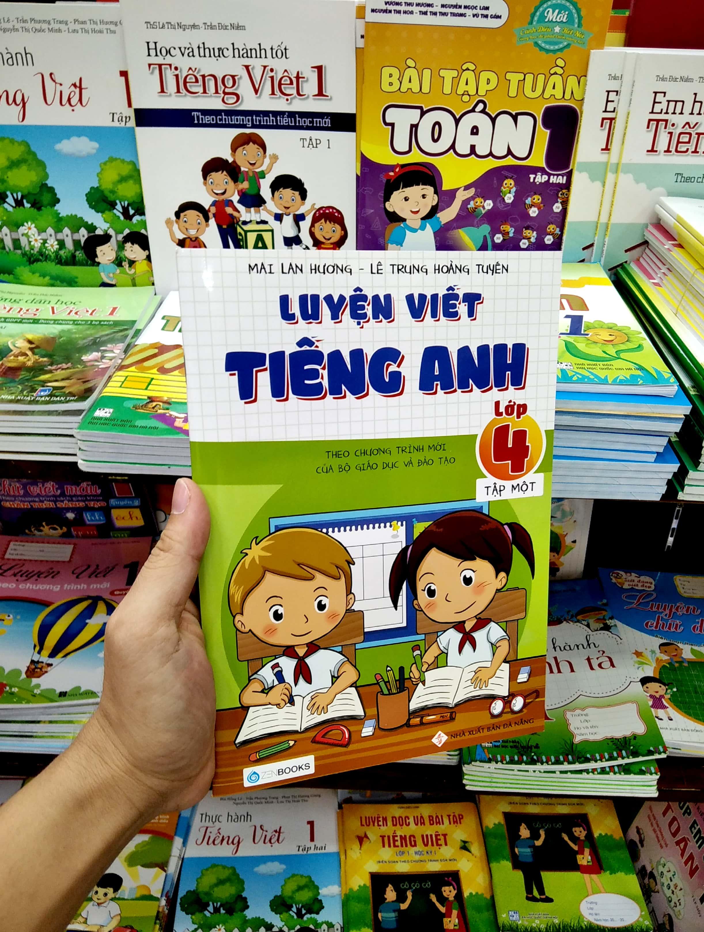 Luyện Viết Tiếng Anh Lớp 4 (Tập 1) (Tái Bản)