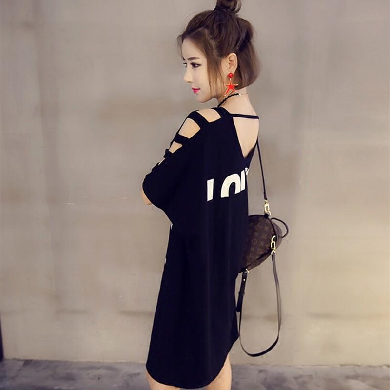 Đầm nữ ngắn tay cổ chữ U in chữ, cắt xẻ độc đáo