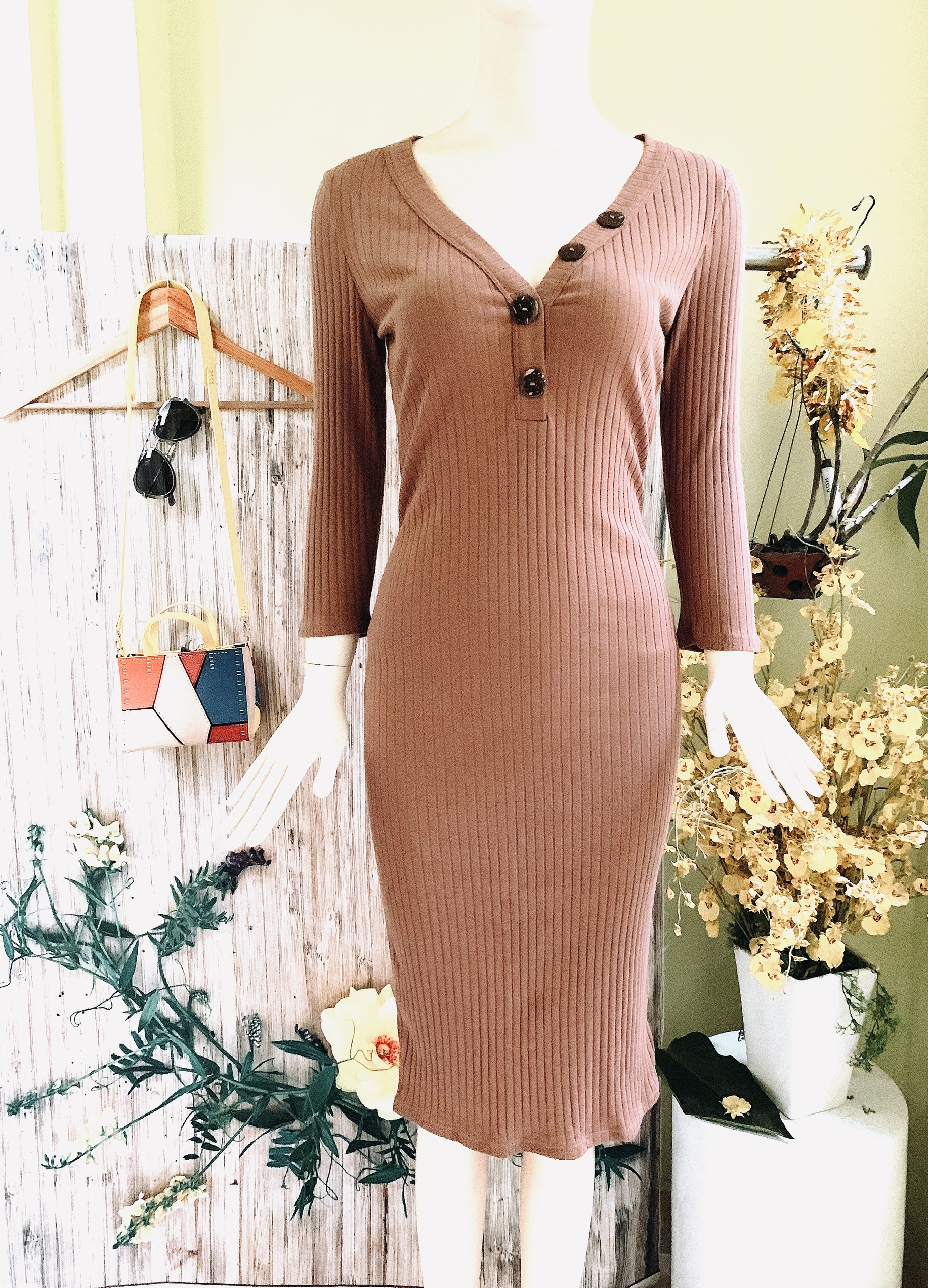 Đầm thun body cổ V cài nút gỗ sang chảnh