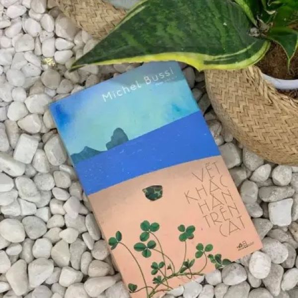 Vết Khắc Hằn Trên Cát