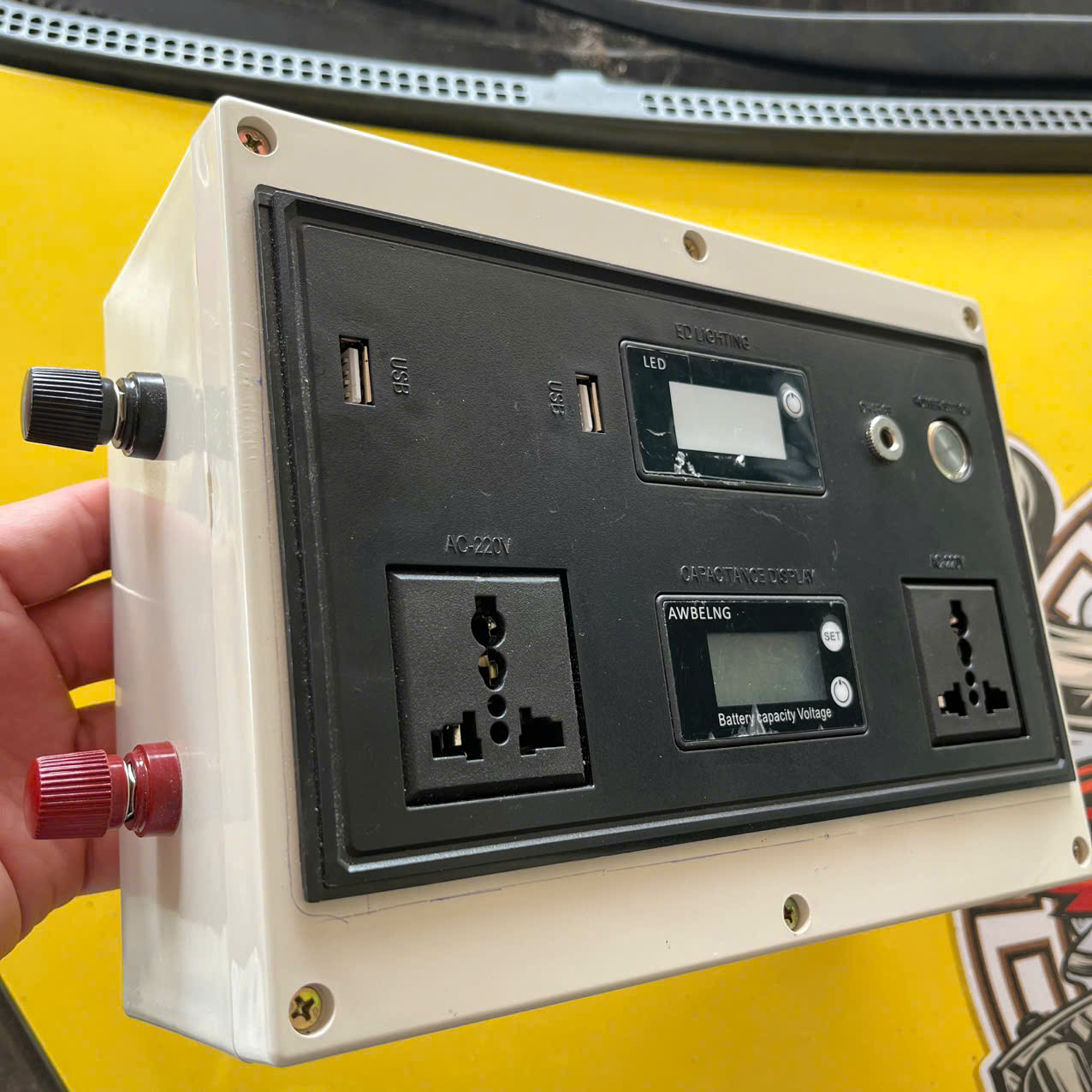 Kích Điện 24V Lên 220V 2000W Sóng Sin Chuẩn Nhật – Inverter Cao Cấp Có Màn Hình LED, Chạy Êm Bền Bỉ, đèn trang trí