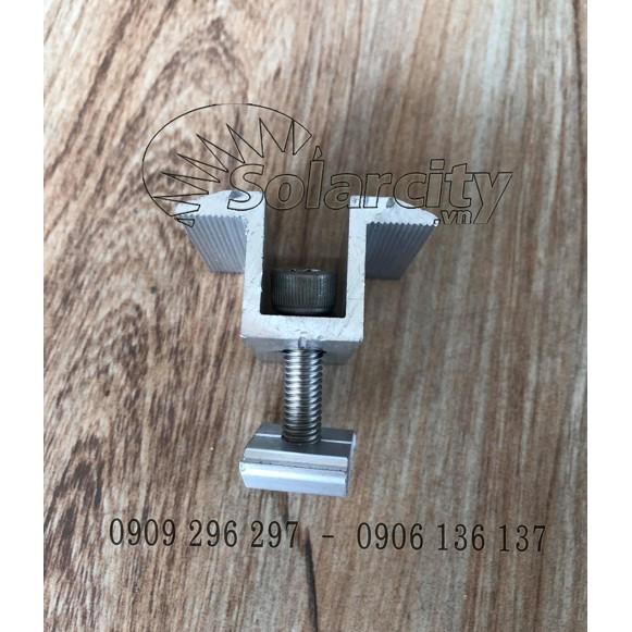 Bát kẹp giữa pin năng lượng mặt trời