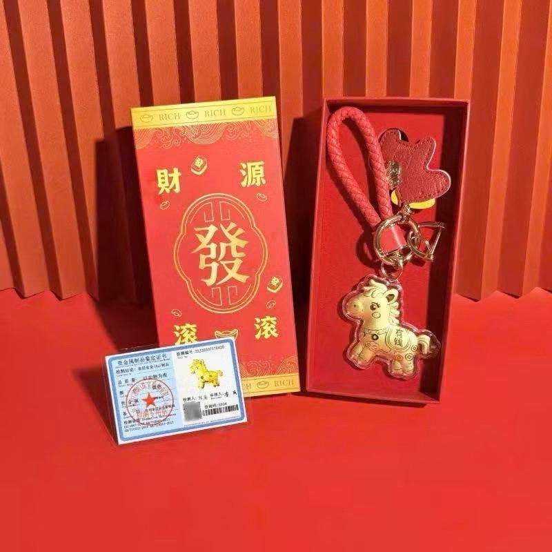 (Loại full hộp) Móc Khóa Ngựa Vàng Phong Thủy Tài Lộc Dây Đỏ May Mắn Cho Xe – Túi – Chìa Khóa
