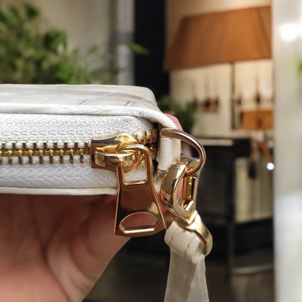 Cầm tay nam nữ thiết kế 1 Khóa nhỏ gọn Tiện dụng. Da bụng cá sấu Trắng bạch tạng!