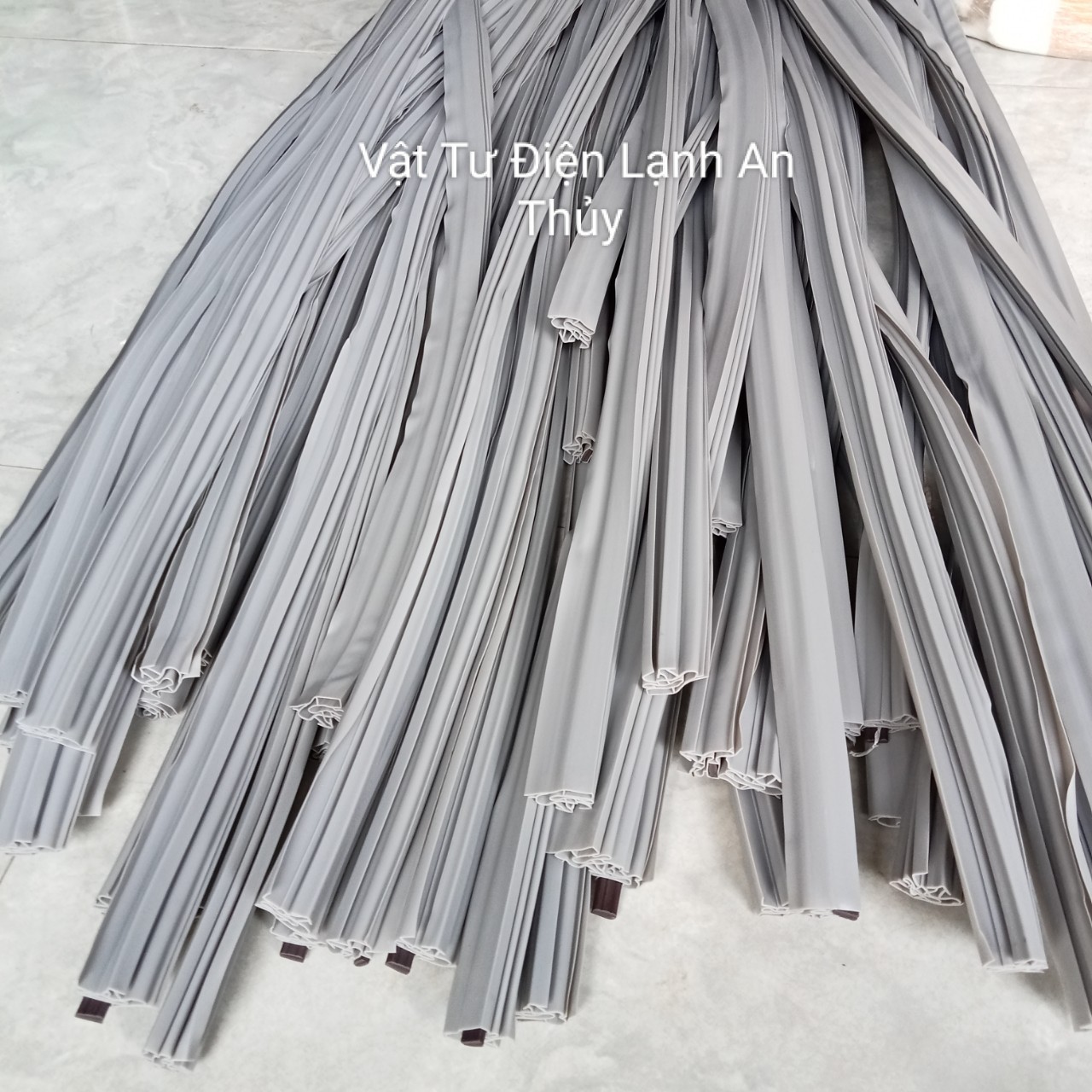 Gioăng cài tủ lạnh màu xám dài 1m8 - ron đệm cửa tủ lạnh - Zoăng tủ lạnh kiểu cài - ron cửa tủ lạnh sẵn nam châm