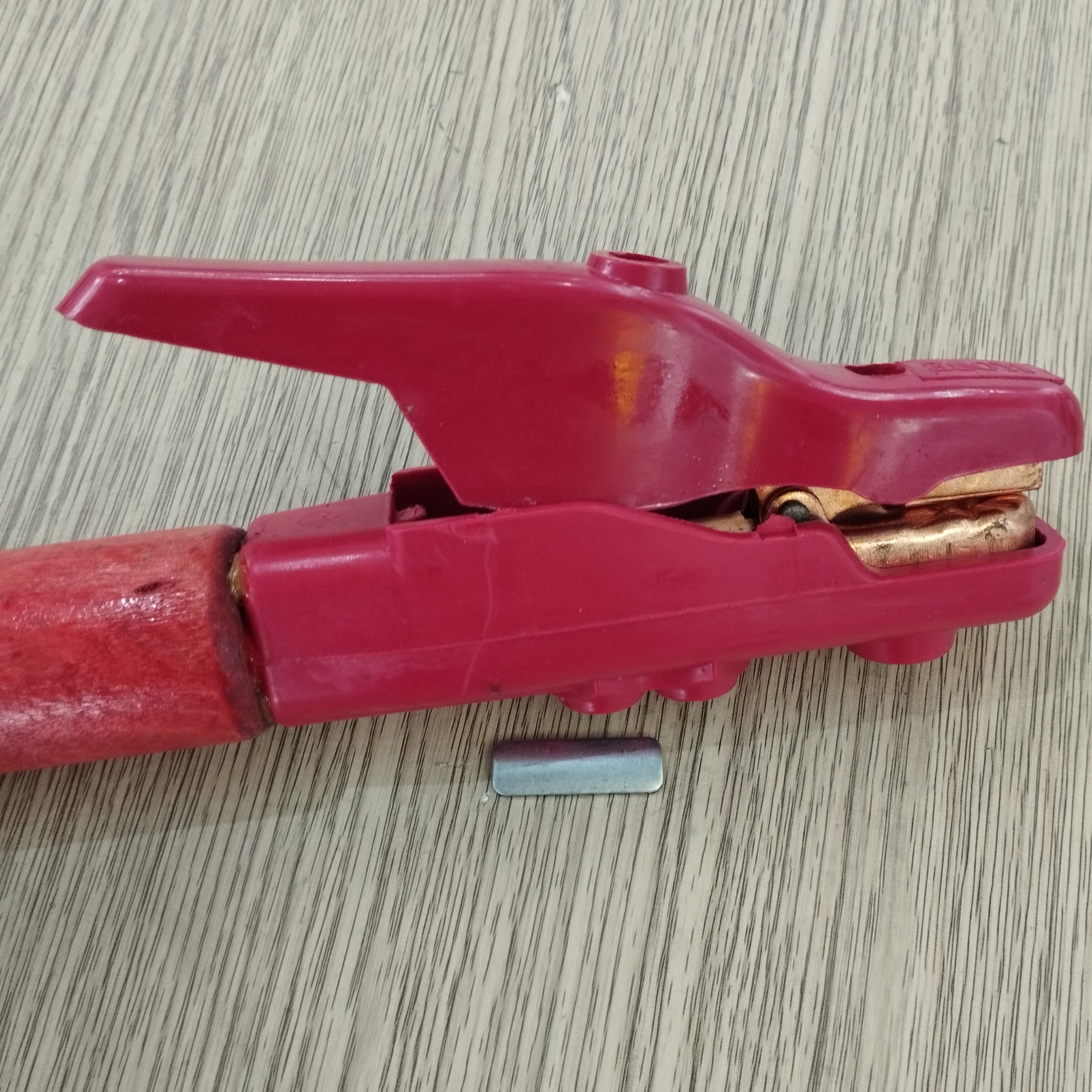 Kiềm hàn cán gỗ Kobe KH600A Dành cho máy hàn