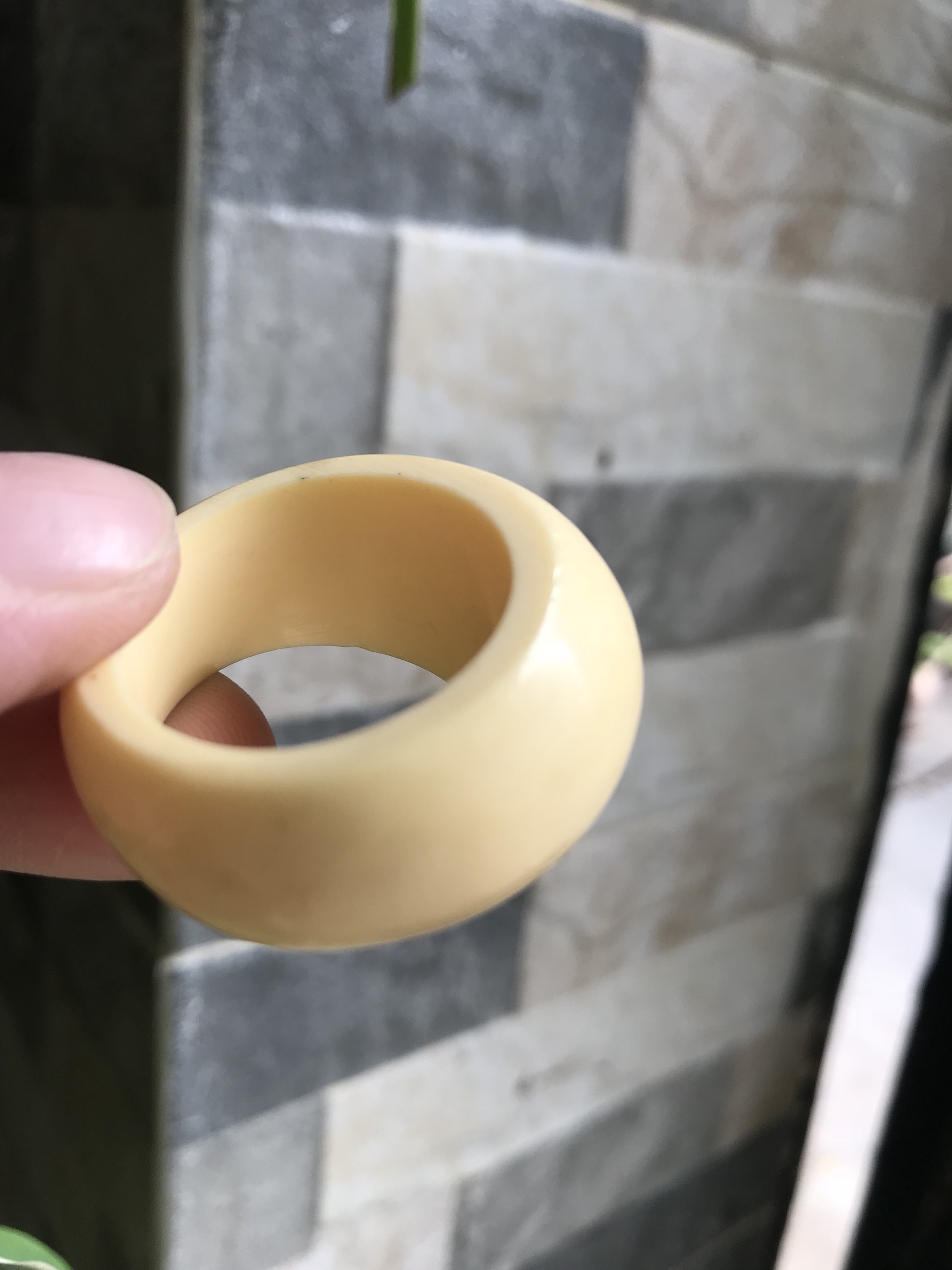 Nhẫn Nam Giả Ngà hay Xương Mỹ Nghệ Kiểu Bầu Tròn to phía trên dưới nhỏ màu trắng Ni 23mm Cao 18mm Dầy 8mm Dành Cho Các Anh Nam đeo nhẫn 23mm rẻ đẹp ạ