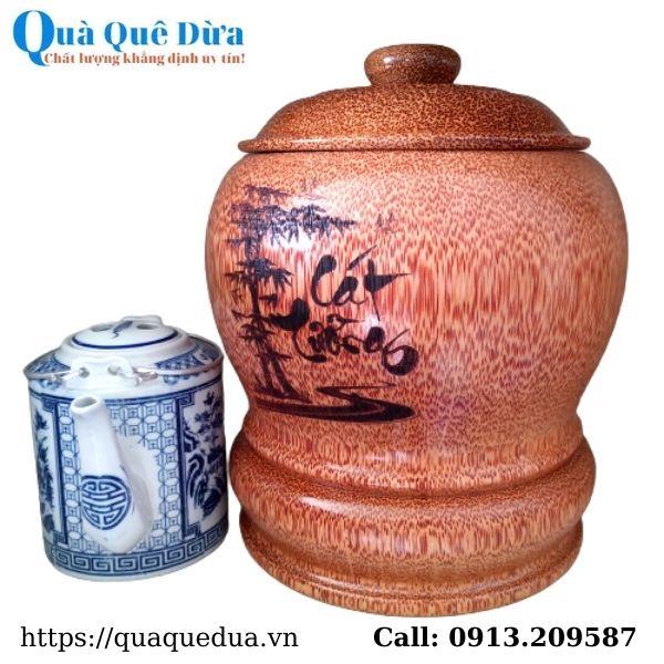 Bộ Bình Trà Gỗ Dừa Khắc Hoa Văn Lồng Chữ "Cát Tường" Và Bình Trà 700 - 950ml - Sản Phẩm Được Sản Xuất Tại Bến Tre