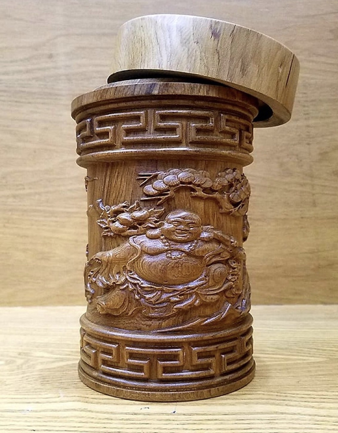 Hộp đựng trà gỗ bách xanh thơm, hình tượng Di Lặc, đục nền nổi 3D BH1067