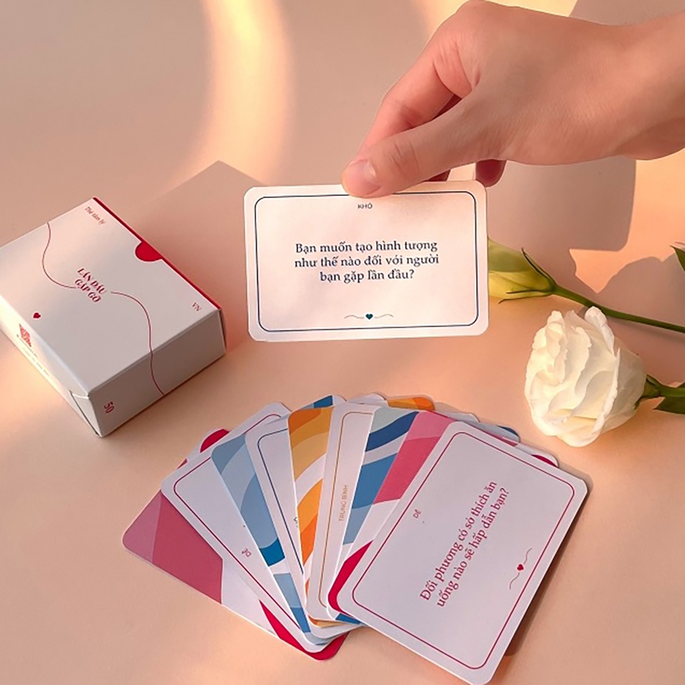 Thẻ bài Lần đầu gặp gỡ Board Game 50 lá giúp hẹn hò vui vẻ