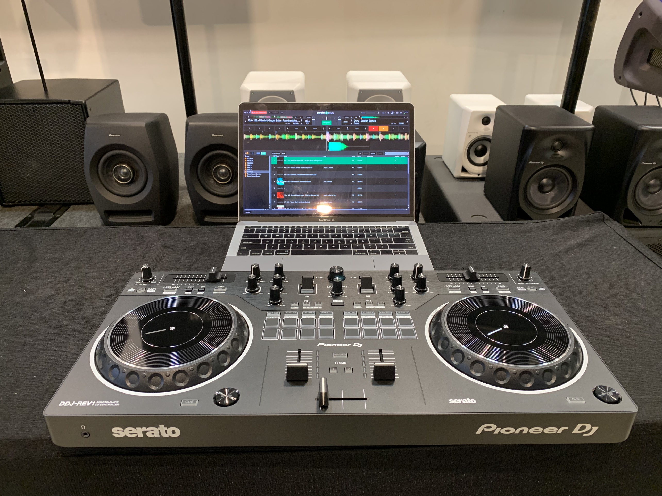 Máy DJ Controller 2 kênh sử dụng Serato DJ DDJ REV1 Pioneer - Hàng chính hãng