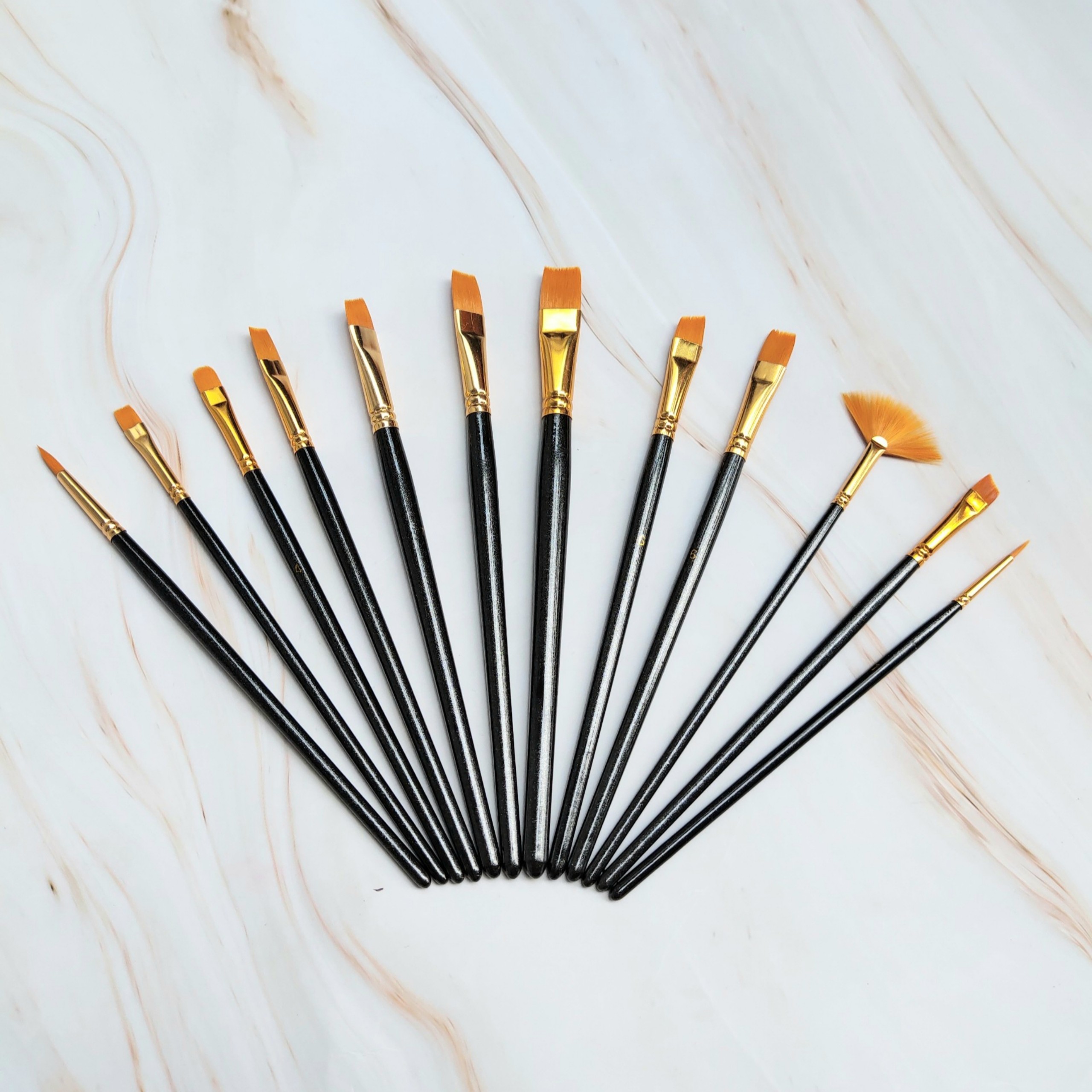 Bộ cọ 12 cây chuyên dụng mang tên New Painting Brush sẽ đem đến cho bạn những trải nghiệm tuyệt vời khi vẽ tranh và tạo nên những tác phẩm nghệ thuật đẹp mắt. Đây là sự lựa chọn hoàn hảo cho tất cả các nghệ sĩ, từ người mới bắt đầu đến những người có kinh nghiệm.