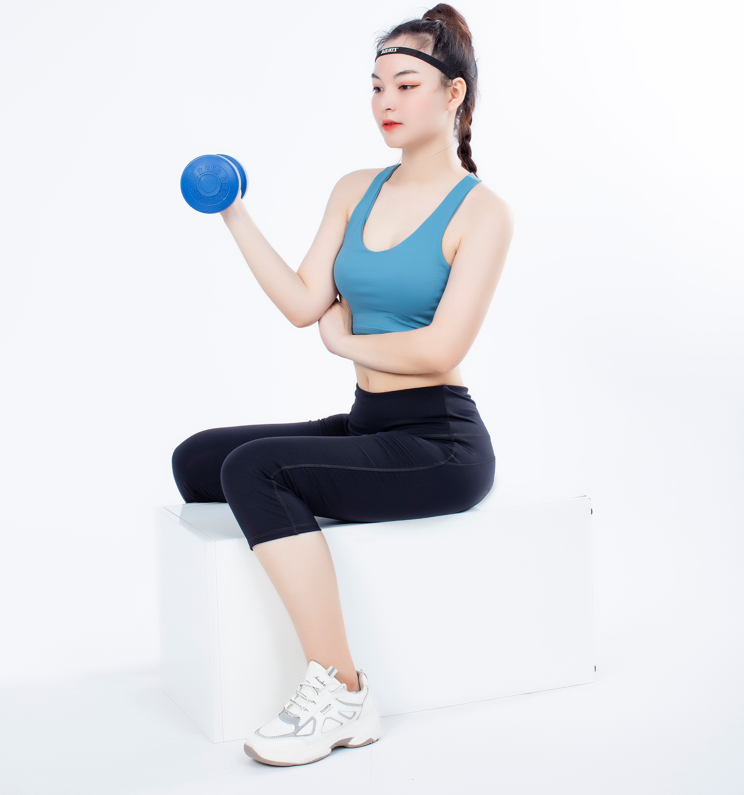 Quần lửng legging thể thao nữ trơn chỉ nổi nâng mông màu Đen - QL502