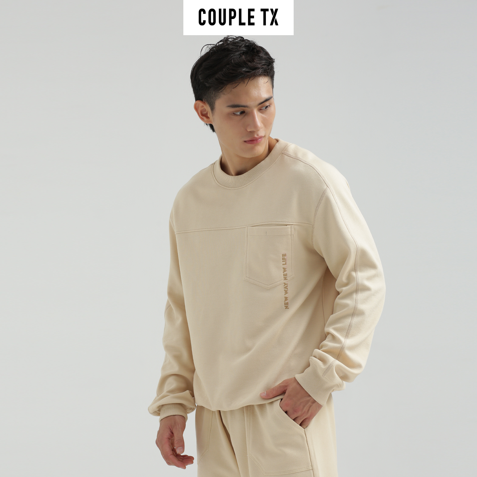 COUPLE TX - Áo Sweater Nam Vải Gân Chéo Thêu Typo Túi MSW 1017