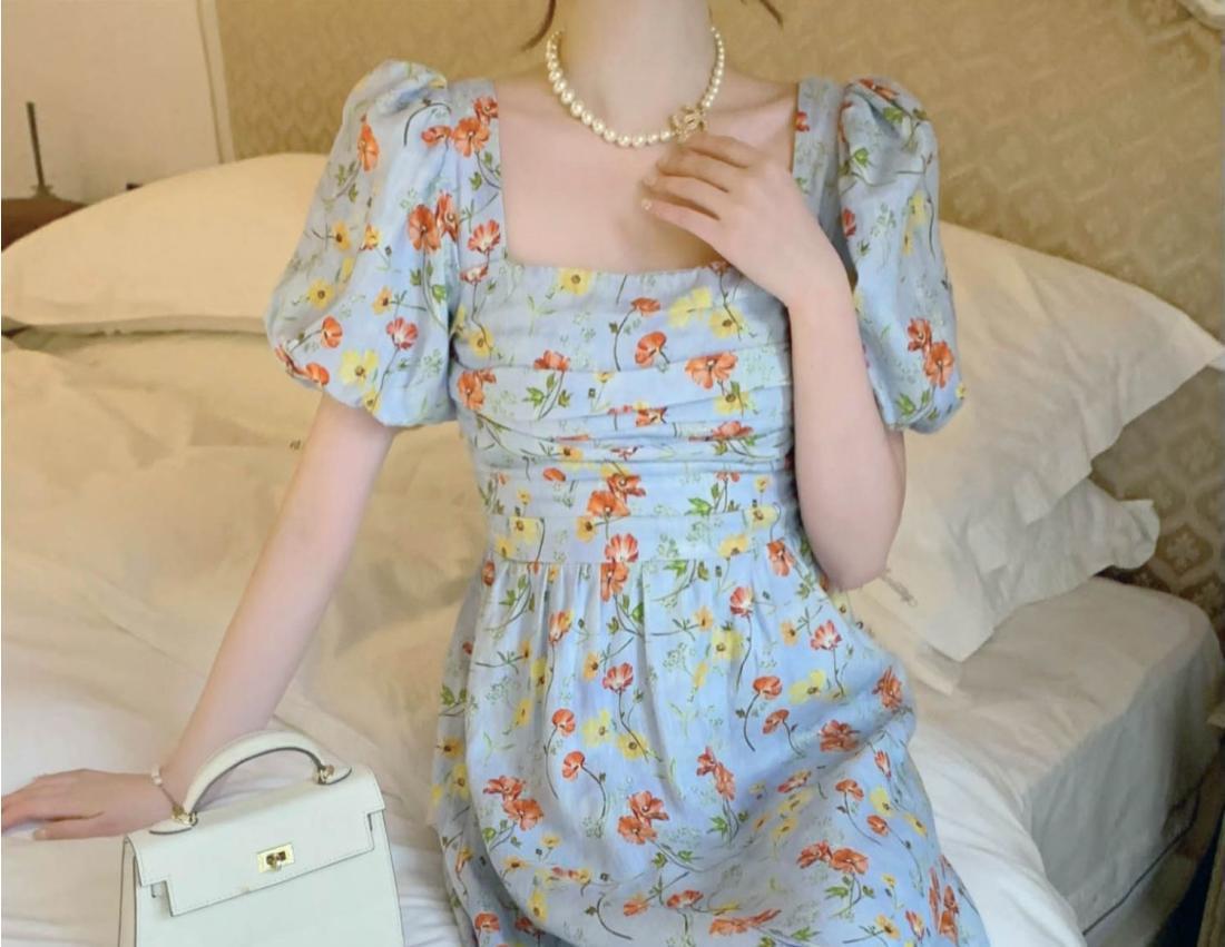 TOBE1SHOP Màu xanh vuông cổ bong bóng tay áo hoa đầm phụ nữ 2023 mùa hè cao cấp cảm giác cao cấp cổ điển đầm dài tinh tế