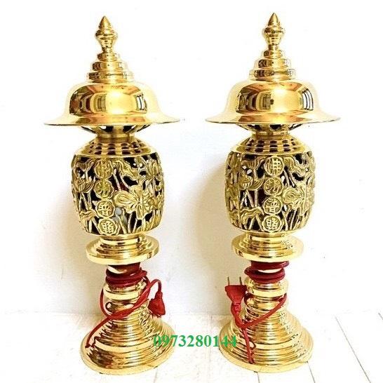 Đôi đèn thờ họa tiết hoa sen màu vàng bóng bằng đồng cao 50cm