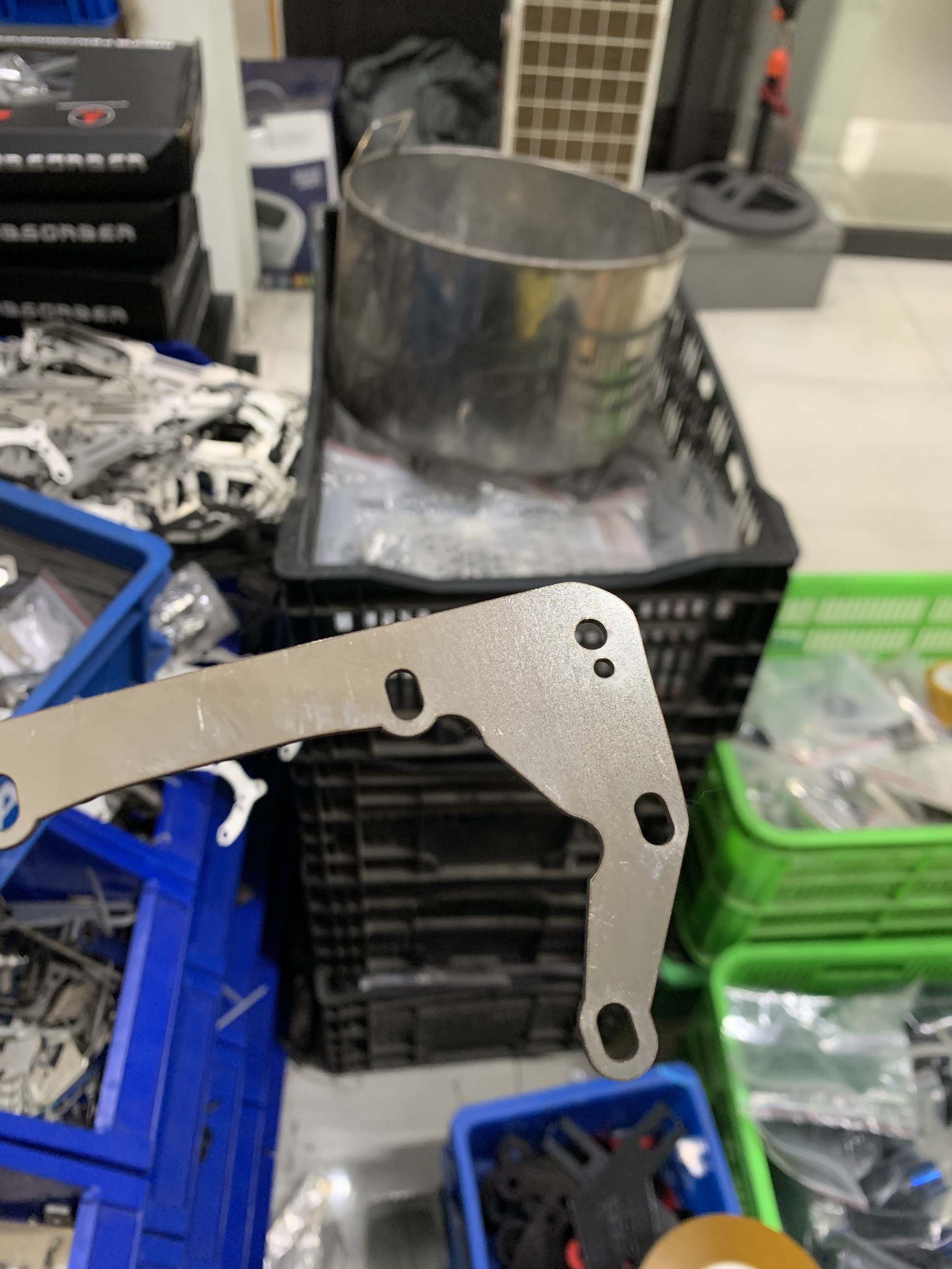Pát, bát gắn đèn bi cầu cho xe Winner V1