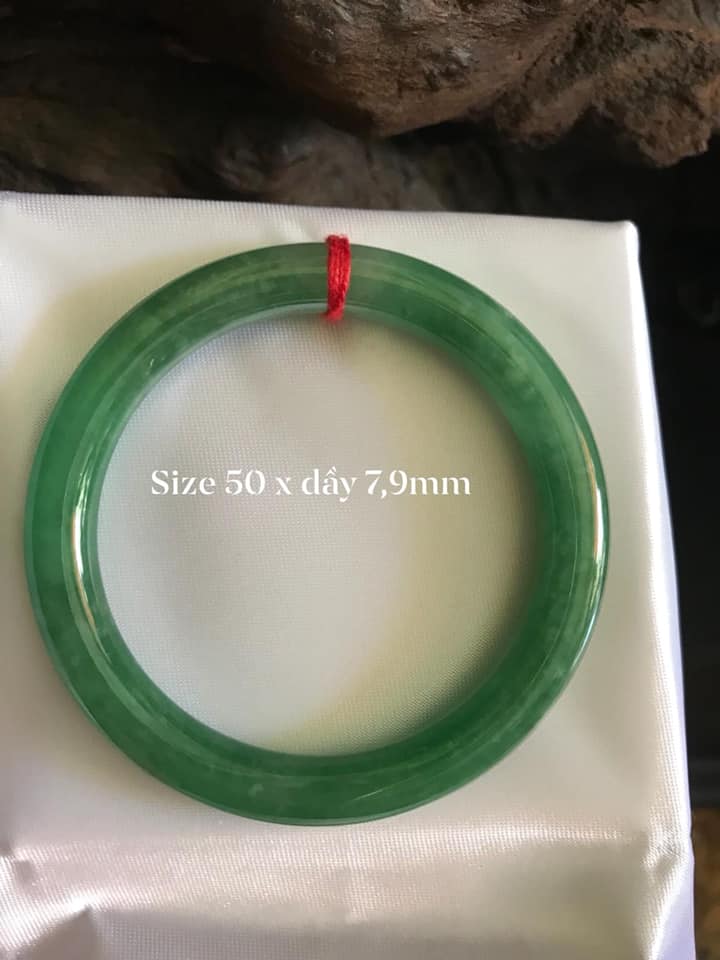 ĐÂY LÀ VÒNG ĐÁ CẨM THẠCH TỰ NHIÊN XANH LÝ A SỊN ĐẸP 50LY CHỊ EM ĐEO VÒNG NI 50 BAO SANG NHE