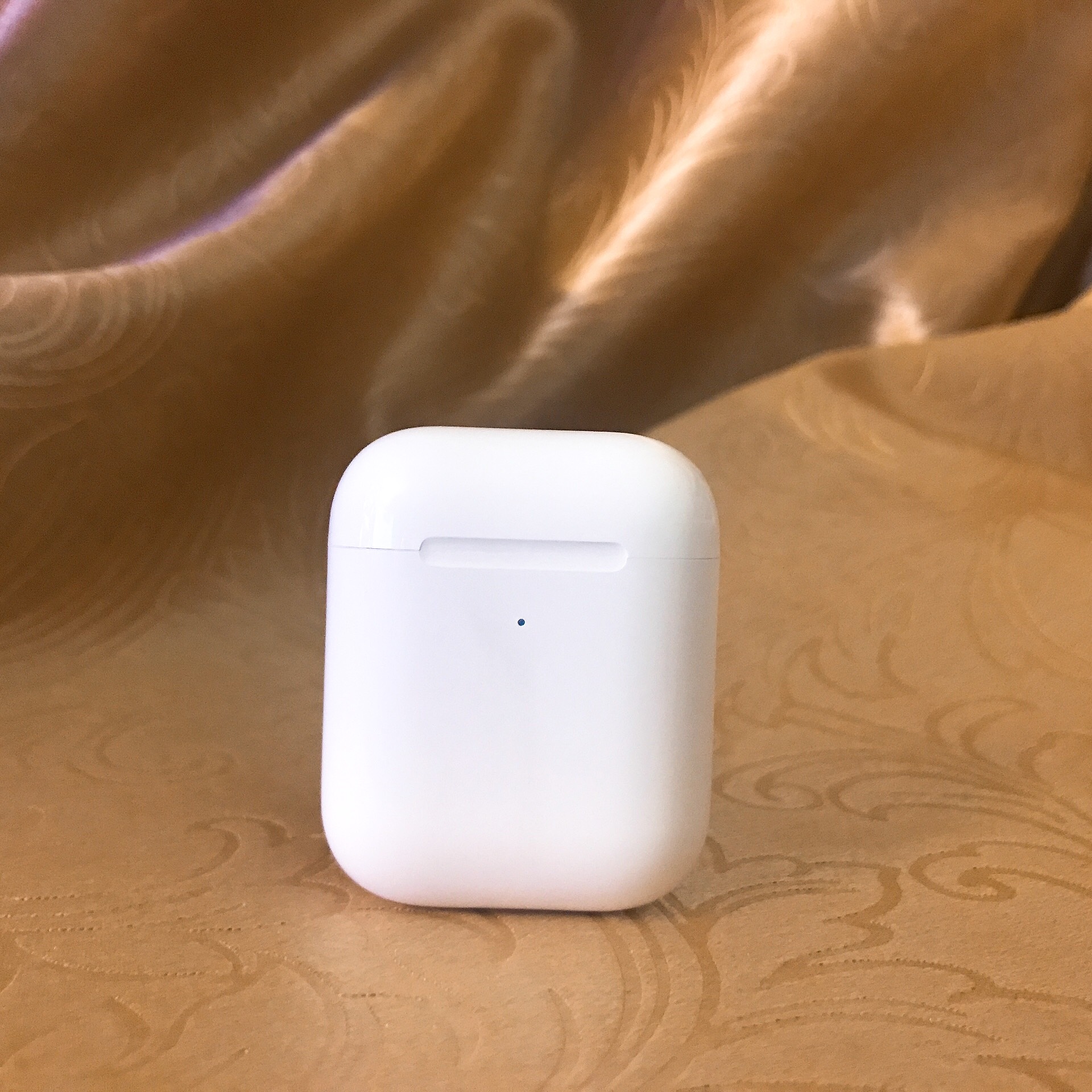 Tai nghe AirPods - Thiết kế đẹp sang trọng -Nhỏ gọn đặc biệt là tính năng không dây tiện lợi, - Chất âm tai nghe tuyệt, cho người dùng sự trải nghiệm ngoài sức tưởng tượng