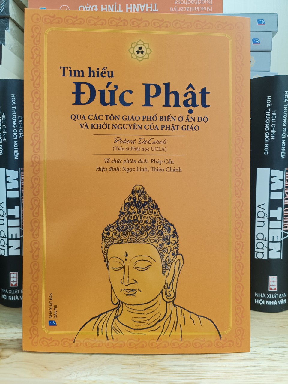 TÌM HIỂU ĐỨC PHẬT Qua Các Tôn Giáo Phổ Biến Ở Ấn Độ Và Khởi Nguyên Của Phật Giáo - Tiến sĩ Phật học UCLA Robert DeCaroli - Pháp Cẩn tổ chức phiên dịch, Ngọc Linh, Thiện Chánh hiệu đính (bìa mềm)