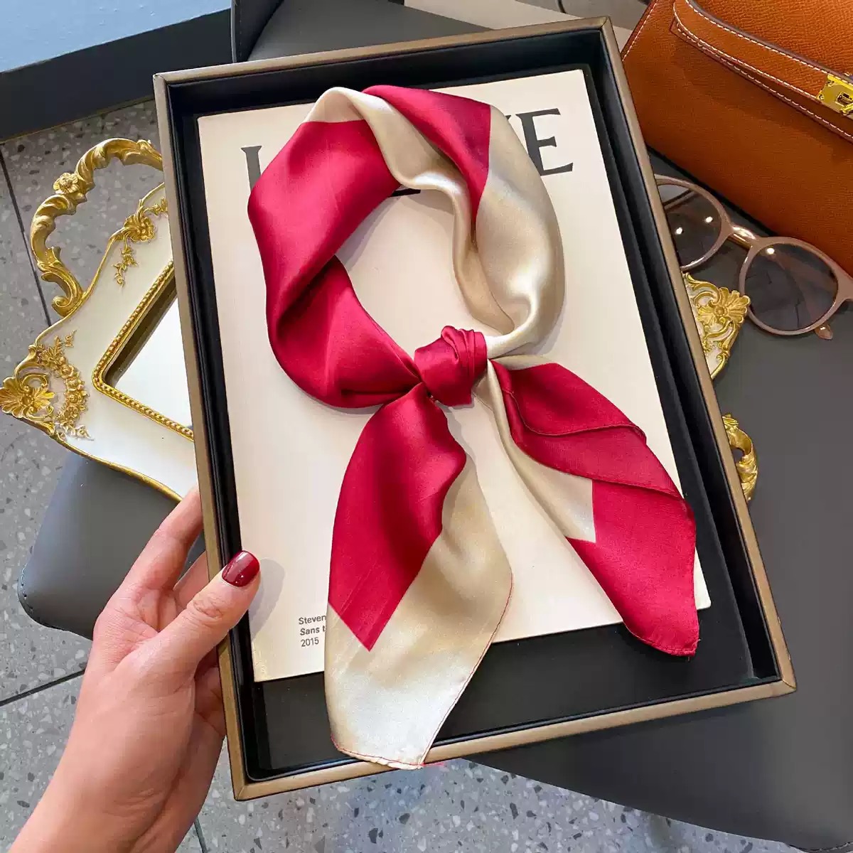 KHĂN QUÀNG CỔ LỤA HÌNH VUÔNG SANG TRỌNG THỜI TRANG MÃ 06