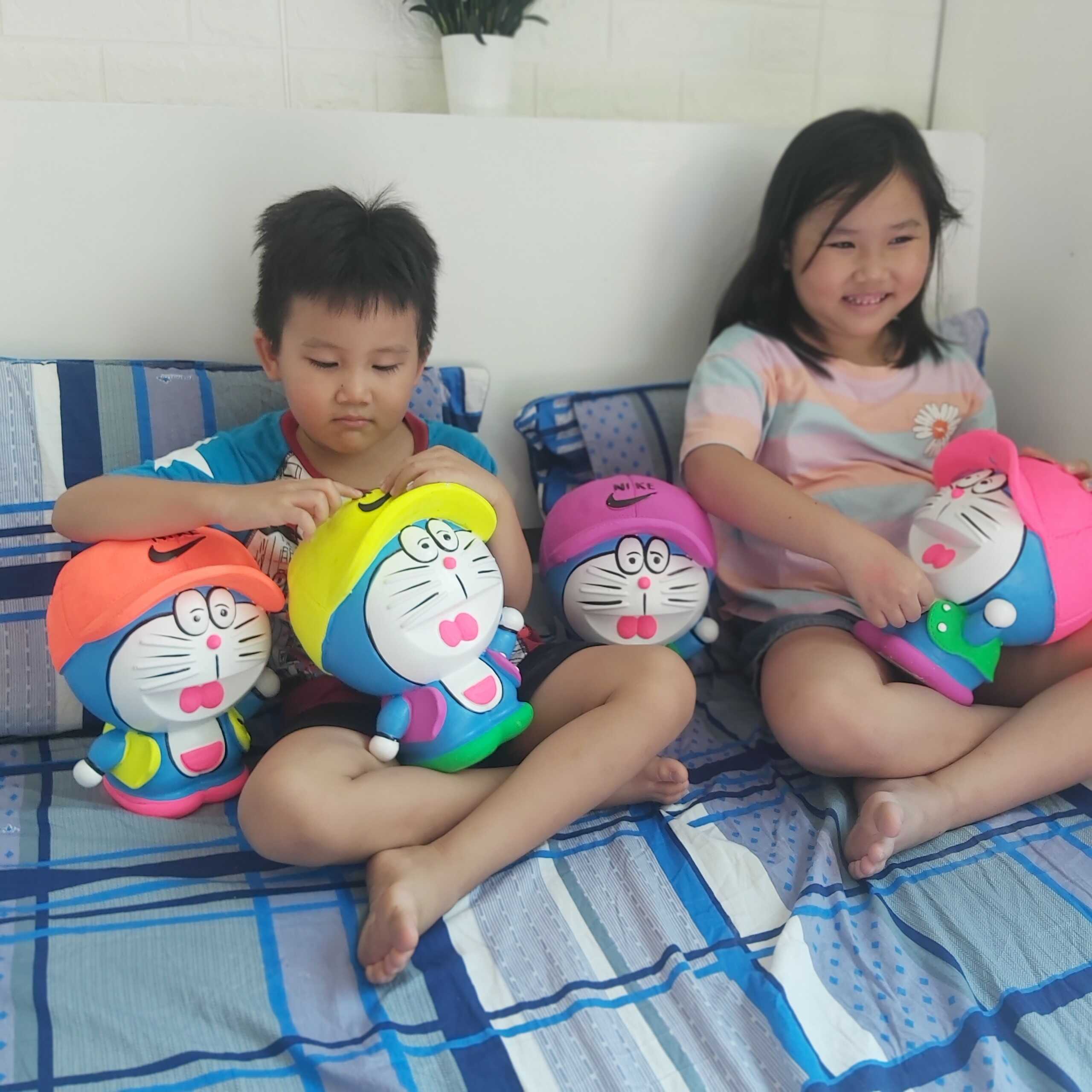 ống heo tiết kiệm tiền cỡ lớn mẫu DORAEMON Đội Nón cực HOT – heo đất làm quà tặng sinh nhật (màu ngẫu nhiên)