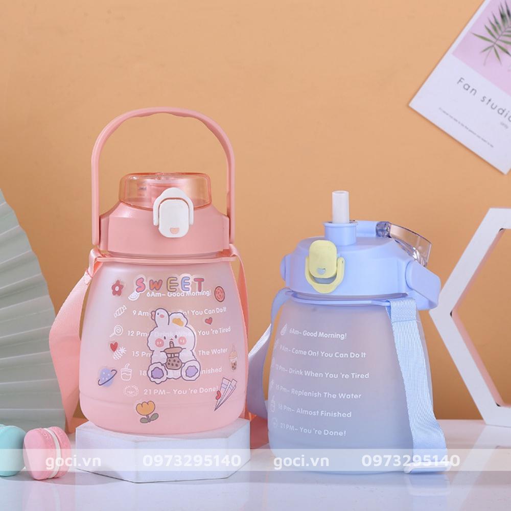 Bình đựng nước có ống hút bật tự động khi mở nắp bình nước chia vạch báo giờ uống nước loại lớn 2 lít và 1,4 lít
