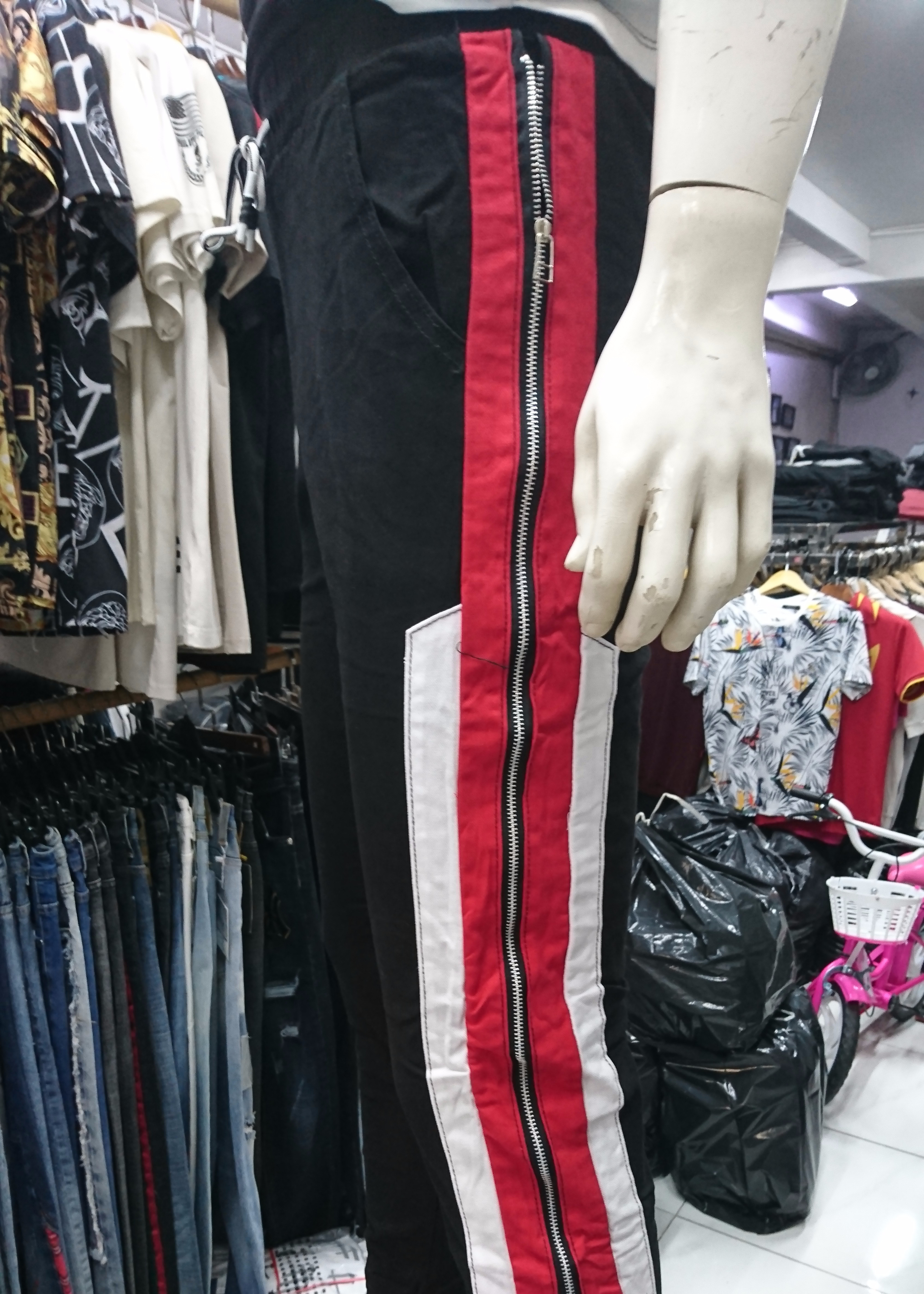 quần thun dài jogger nam có đường viền đỏ bên hông , túi sau hình mặt hổ