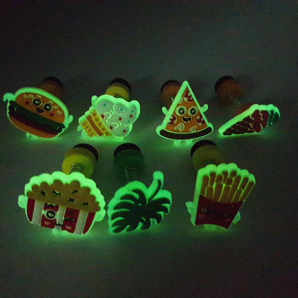 Sticker Jibbitz phản quang tự phát sáng dạ quang gắn dép sục/ duet nữ