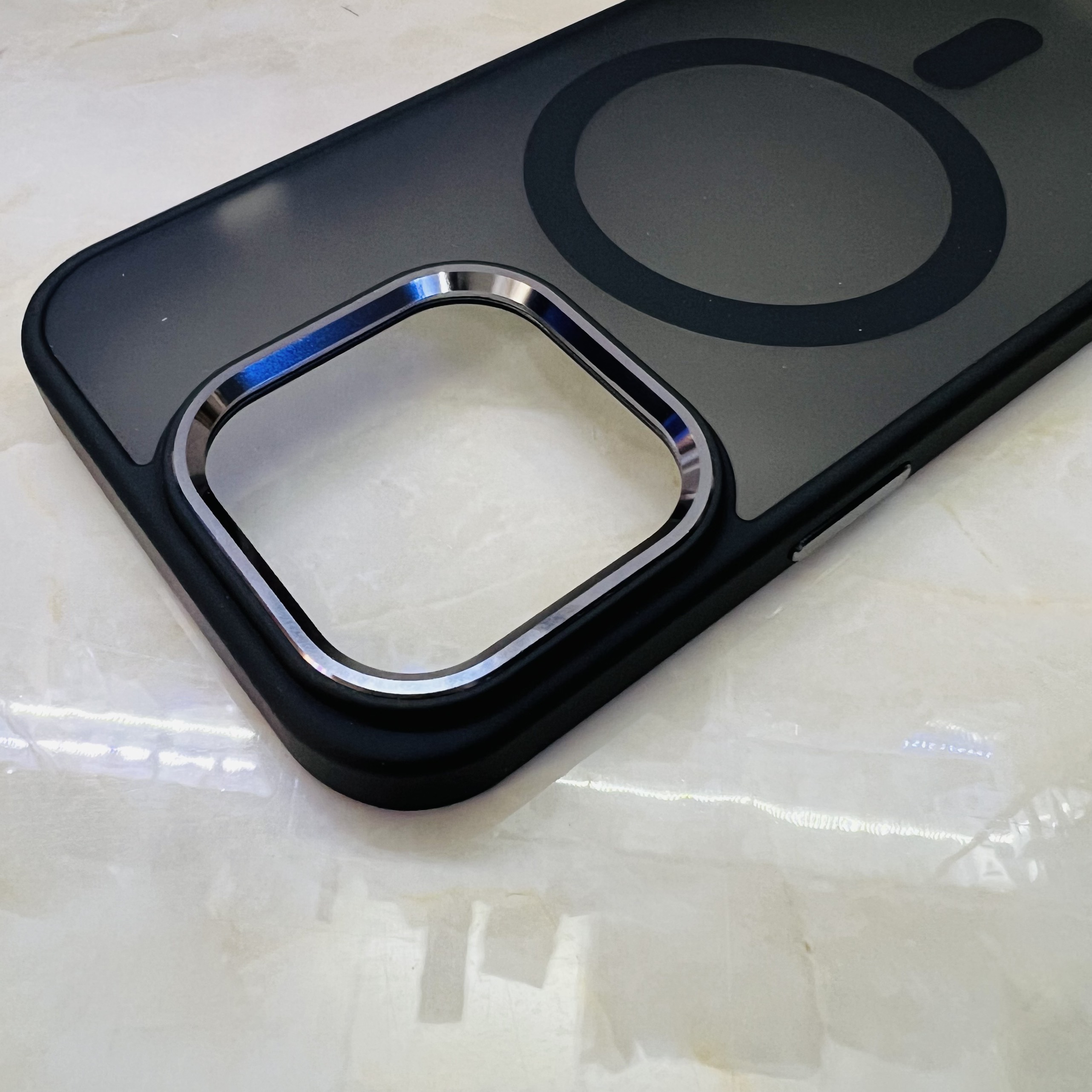 Ốp lưng dành cho iPhone 14 Pro Filada nam châm lưng nhám viền đen- Hàng chính hãng