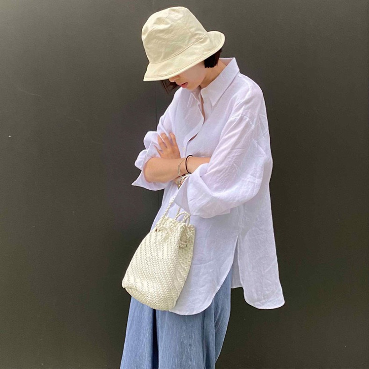 Áo sơ mi nữ form rộng rớt vai, vải Linen tưng Premium, thiết kế dài tay đuôi tôm tròn trẻ trung xinh xắn - Trắng tinh