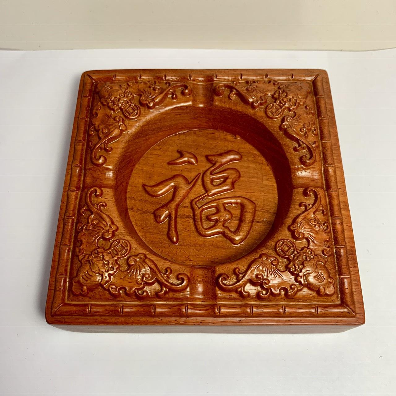 Gạt tàn thuốc gỗ hương đỏ i mặt chạm chữ phong thủy NK12 (13 cm x 13 cm x 3,5cm )