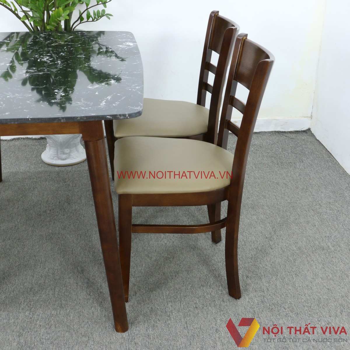 Bộ Bàn Ăn 4 Ghế Cabin Gỗ Cao Su Mặt Đá Hoa Cương Màu Đen Sang Trọng