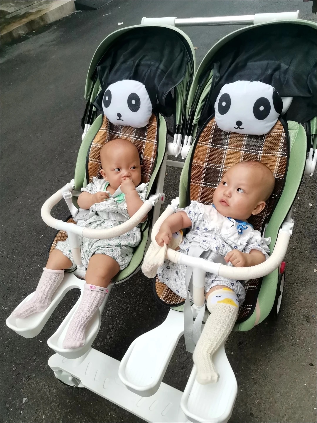 Xe đôi đẩy em bé đôi nhẹ có thể ngồi và nằm- gấp gọn khi đi du lịch ( sẵn hàng)