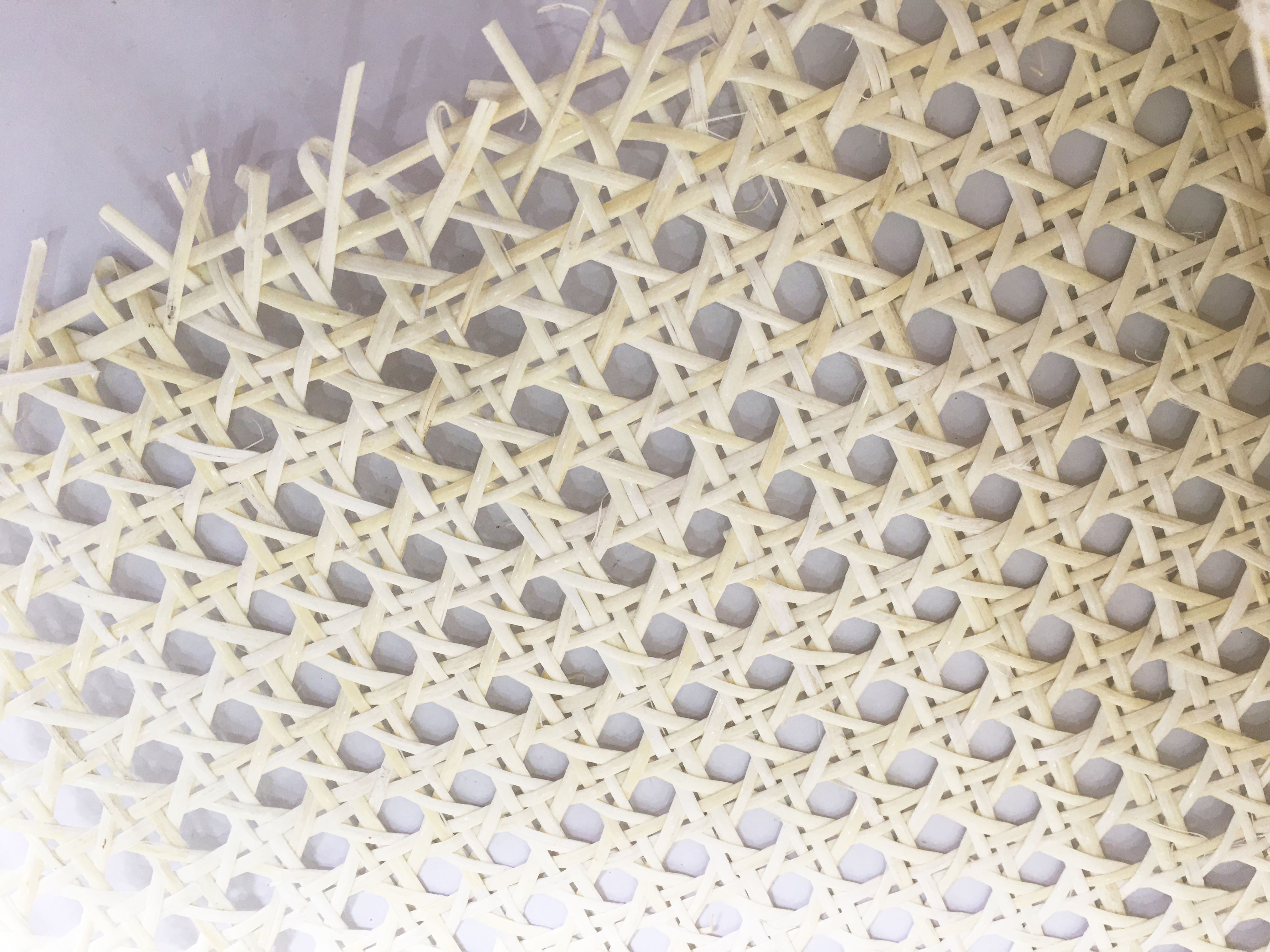 Cuộn Phên mây đan lưới mắt cáo tấm mây tự nhiên màu trắng ngà loại 1 (khổ R50cm / 60cm x D15m)