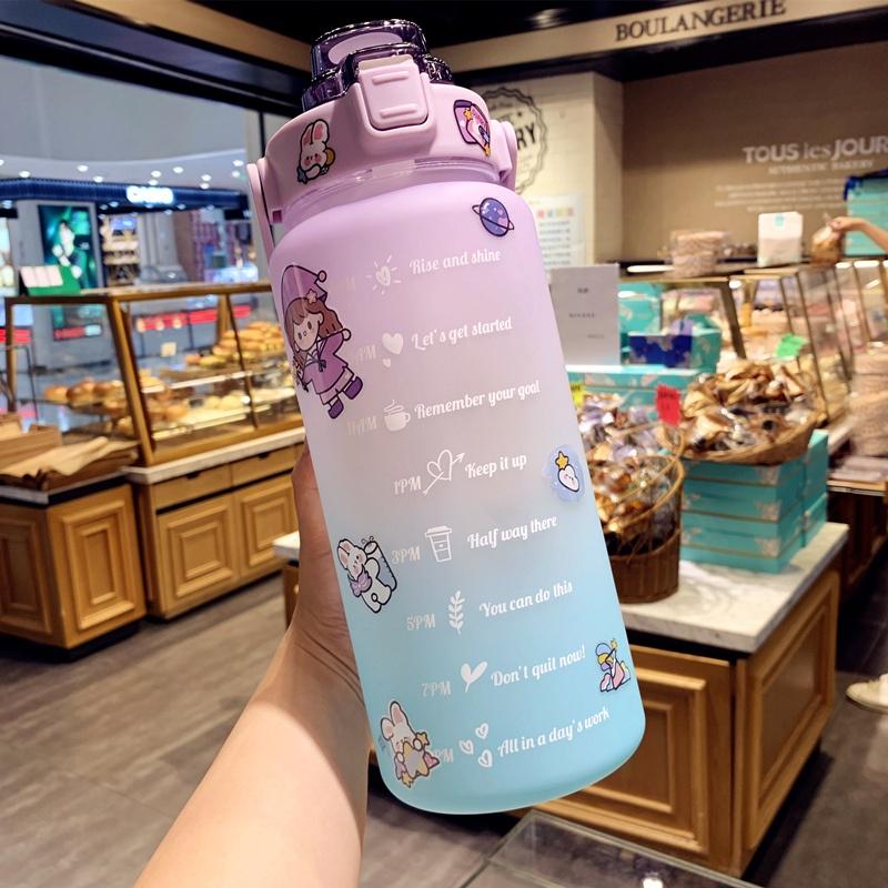 Bình nước 2 lít tặng Sticker dành cho người lười uống nước Fan House bình nước cute 2L có ống hút, vạch chia nhắc giờ