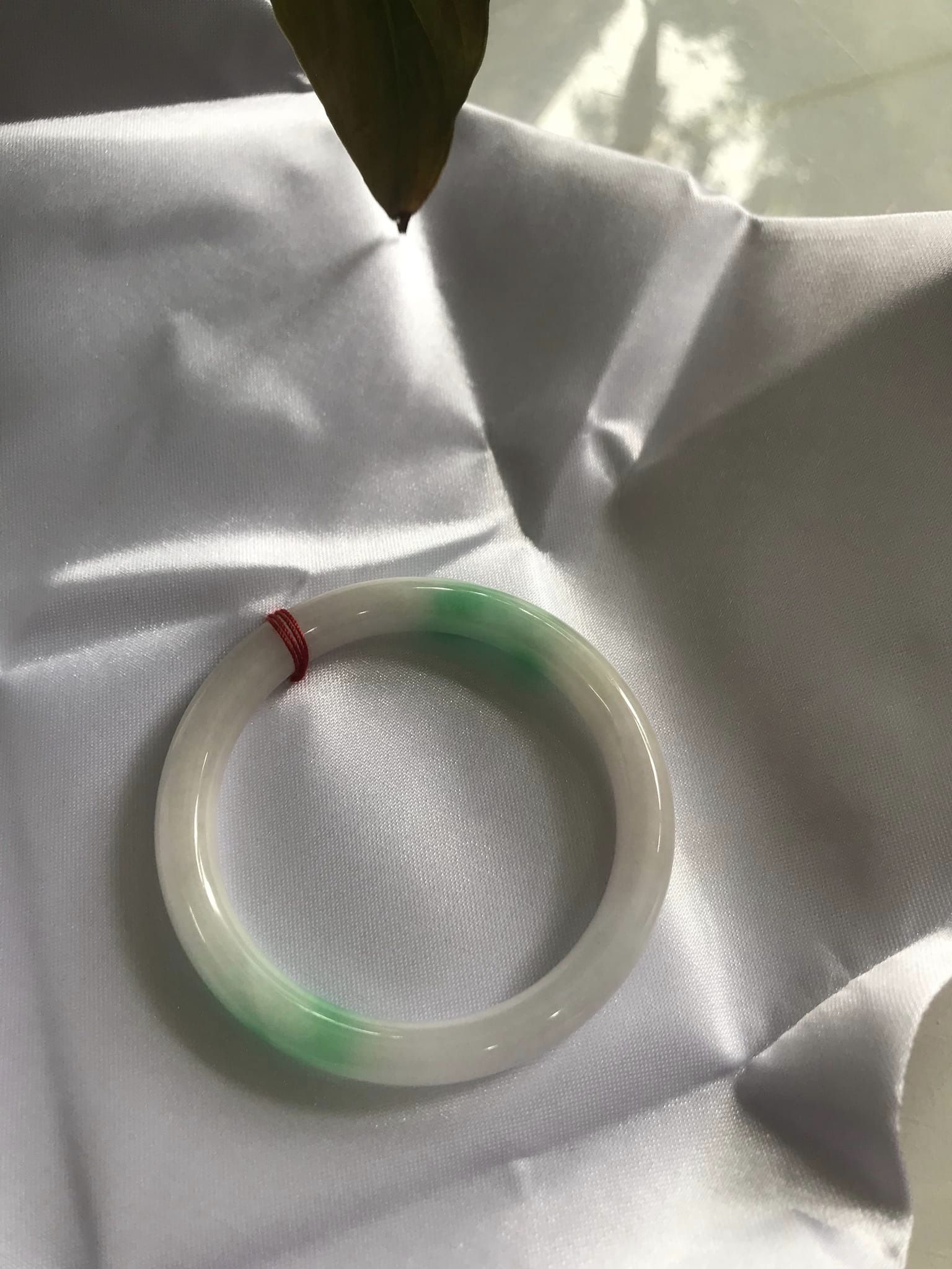 Vòng tay nữ Cẩm Thạch tự nhiên mới TR LÝ IC 50mm x chột 7mm Vòng màu trắng bóng xanh lý nhẹ 2 bên nữ mệnh kim mệnh thủy 49kg - 52kg đeo ạ