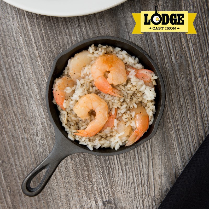 Chảo gang đúc chính hãng Lodge 13cm - H5MS. Chảo dùng chiên 1 quả trứng, nướng miếng beefsteak, bát cơm chiên 1 người.